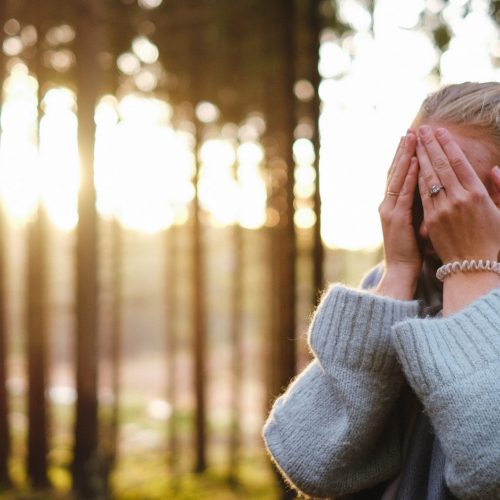 why does sia wear a wig all the time